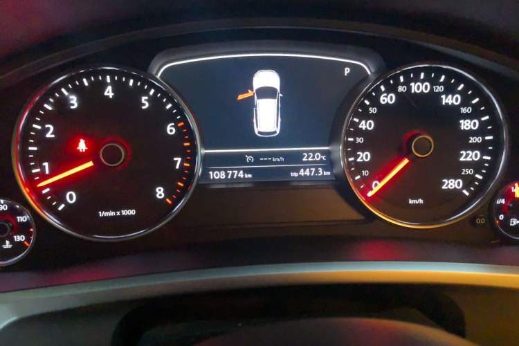 Used Volkswagen Touareg 2011 3.0 TSI Comfort Version Odometer Close Up