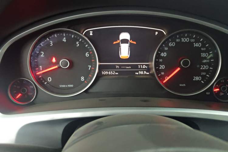 Used Volkswagen Touareg 2011 3.0 TSI Standard Version Odometer Close Up