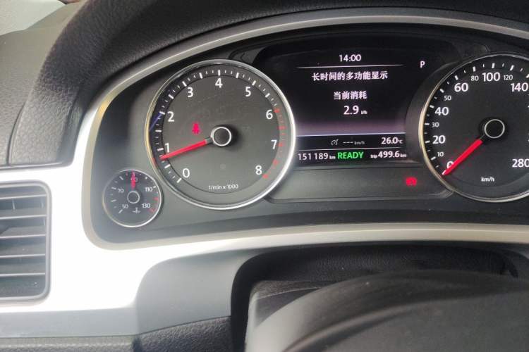 Used Volkswagen Touareg 2011 3.0 TSI Hybrid Odometer Close Up
