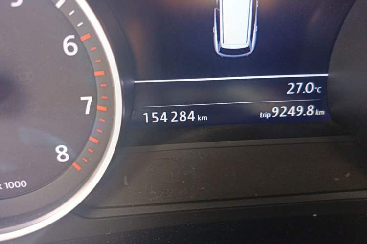 Used Volkswagen Touareg 2011 3.0 TSI Comfort Version Odometer Close Up