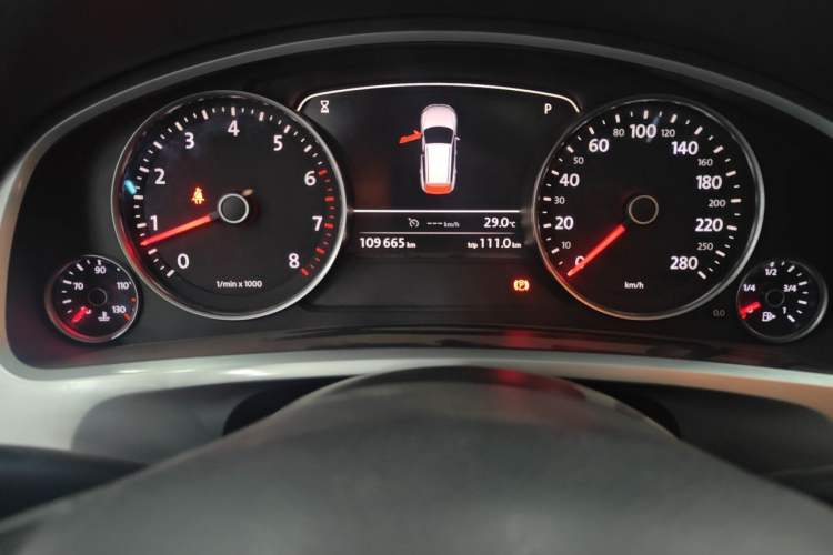 Used Volkswagen Touareg 2011 3.0 TSI Standard Version Odometer Close Up