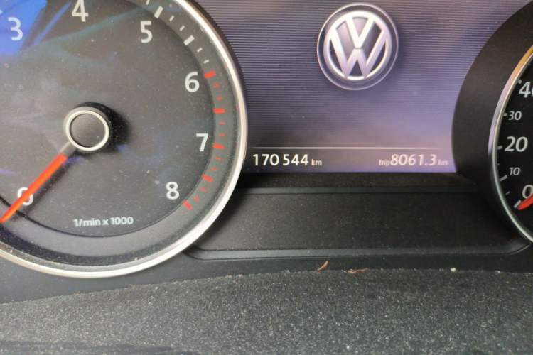 Used Volkswagen Touareg 2011 3.0 TSI High-End Version Odometer Close Up
