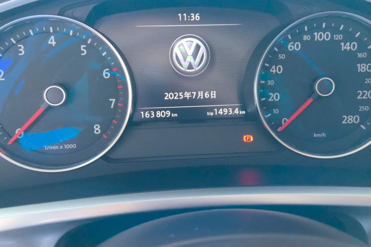 Used Volkswagen Touareg 2011 3.0 TSI Comfort Version Odometer Close Up