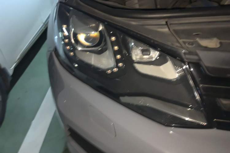 Used Volkswagen Touareg 2011 3.0 TSI Comfort Version Right Front Headlight