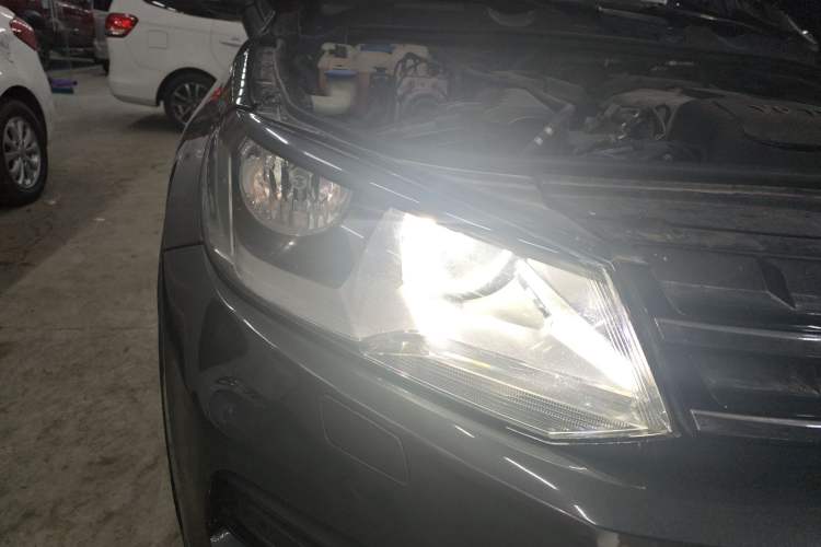 Used Volkswagen Touareg 2011 3.0 TSI Standard Version Right Front Headlight