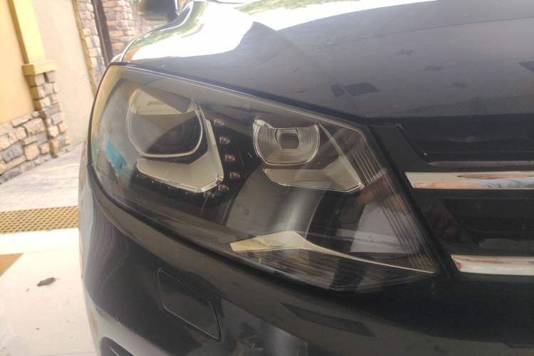 Used Volkswagen Touareg 2011 3.0 TSI Hybrid Right Front Headlight