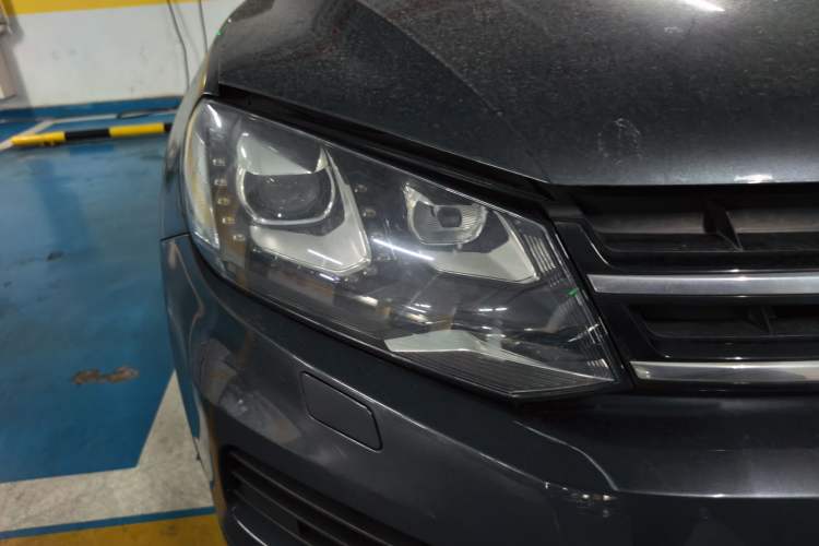 Used Volkswagen Touareg 2011 3.0 TSI High-End Version Right Front Headlight