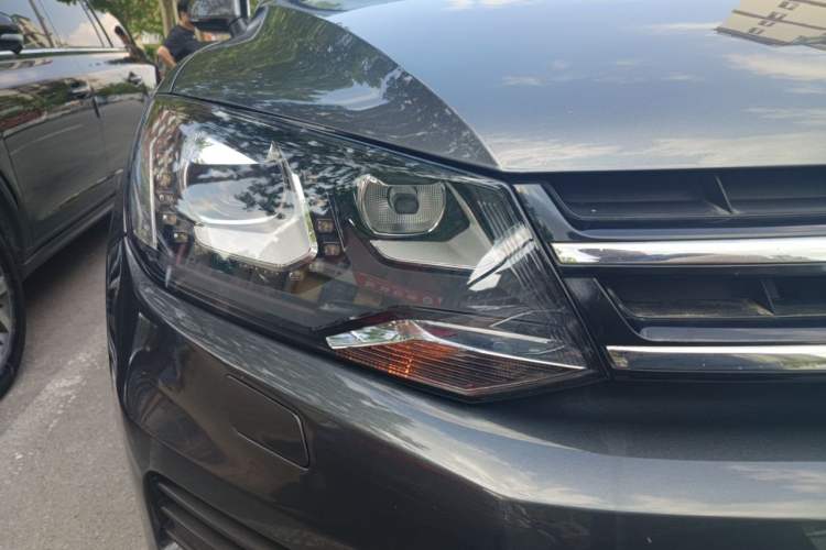 Used Volkswagen Touareg 2011 3.0 TSI Comfort Version Right Front Headlight