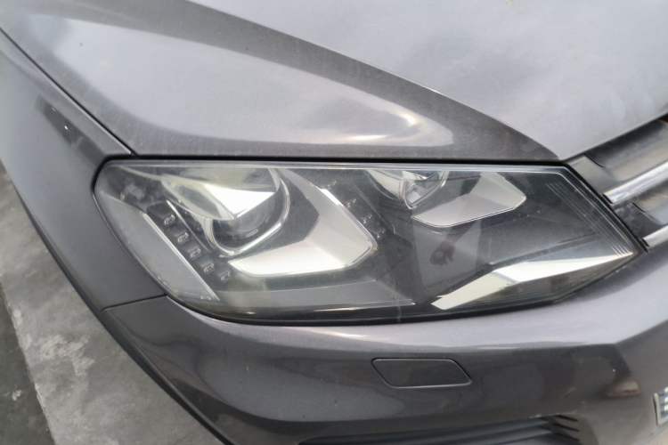 Used Volkswagen Touareg 2011 3.0 TSI High-End Version Right Front Headlight