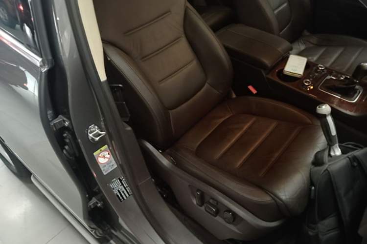 Used Volkswagen Touareg 2011 3.0 TSI Luxury Edition Right Front Seat