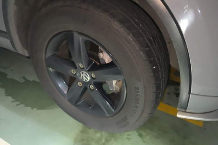 Used Volkswagen Touareg 2011 3.0 TSI Comfort Version Right Front Wheel Hub