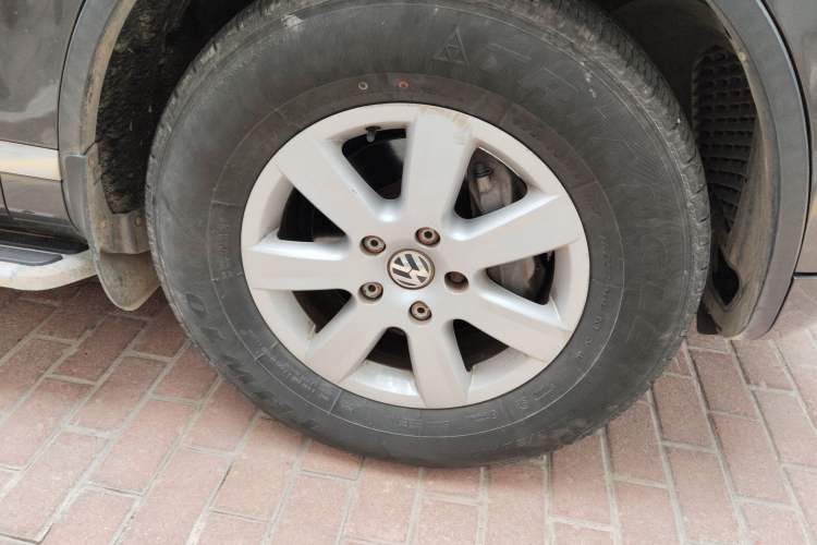 Used Volkswagen Touareg 2011 3.0 TDI Diesel Standard Version Right Front Wheel Hub