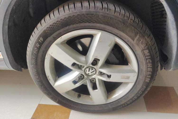Used Volkswagen Touareg 2011 3.0 TSI Hybrid Right Front Wheel Hub