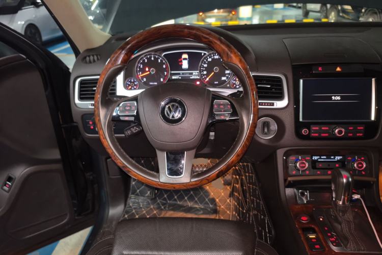 Used Volkswagen Touareg 2011 3.0 TSI High-End Version Steering Wheel