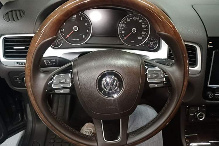 Used Volkswagen Touareg 2011 3.0 TSI Luxury Edition Steering Wheel