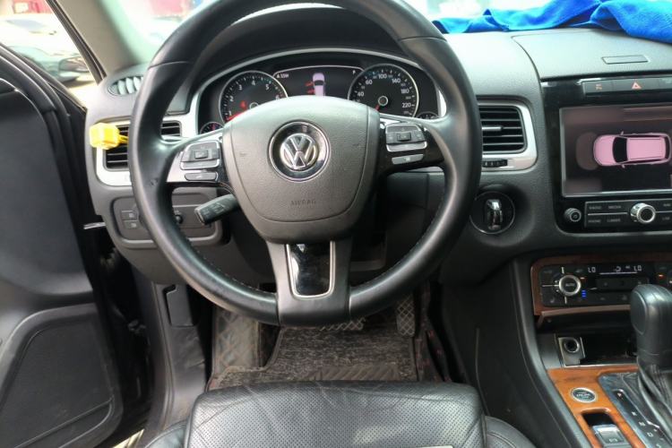 Used Volkswagen Touareg 2011 3.0 TSI High-End Version Steering Wheel