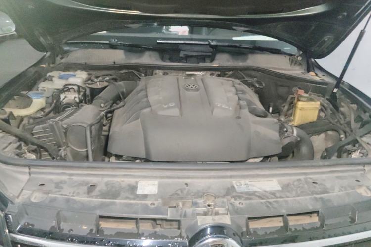 Used Volkswagen Touareg 2011 3.0 TDI Diesel Comfort Version Engine Bay