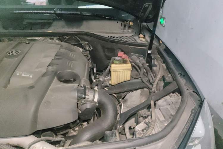 Used Volkswagen Touareg 2011 3.0 TDI Diesel Comfort Version Engine Bay Left