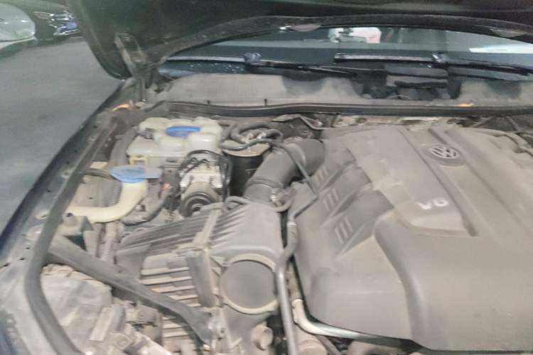 Used Volkswagen Touareg 2011 3.0 TDI Diesel Comfort Version Engine Bay Right