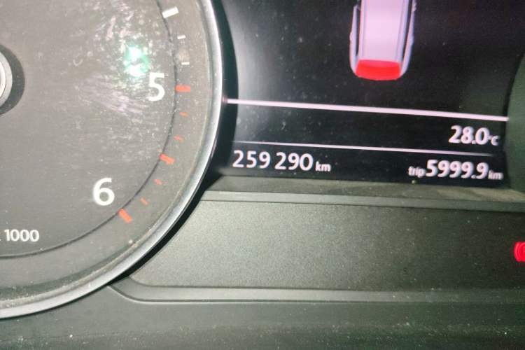 Used Volkswagen Touareg 2011 3.0 TDI Diesel Comfort Version Odometer Close Up