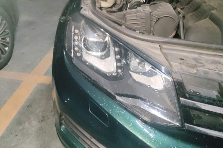 Used Volkswagen Touareg 2011 3.0 TDI Diesel Comfort Version Right Front Headlight