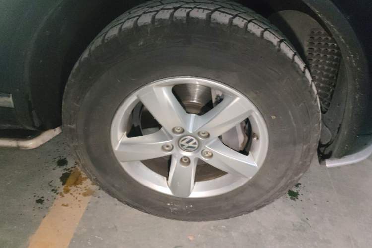 Used Volkswagen Touareg 2011 3.0 TDI Diesel Comfort Version Right Front Wheel Hub
