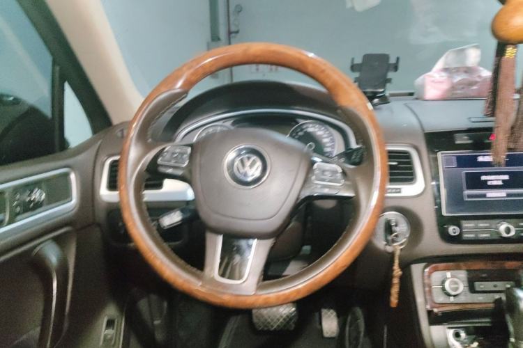 Used Volkswagen Touareg 2011 3.0 TDI Diesel Comfort Version Steering Wheel