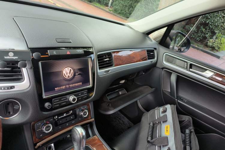 Used Volkswagen Touareg 2011 3.0 TSI Hybrid Audio And AC Panel
