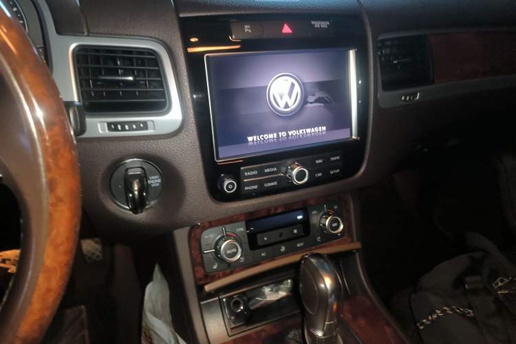 Used Volkswagen Touareg 2011 3.0 TSI High-End Version Audio And AC Panel