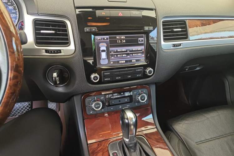 Used Volkswagen Touareg 2011 3.0 TSI Comfort Version Audio And AC Panel