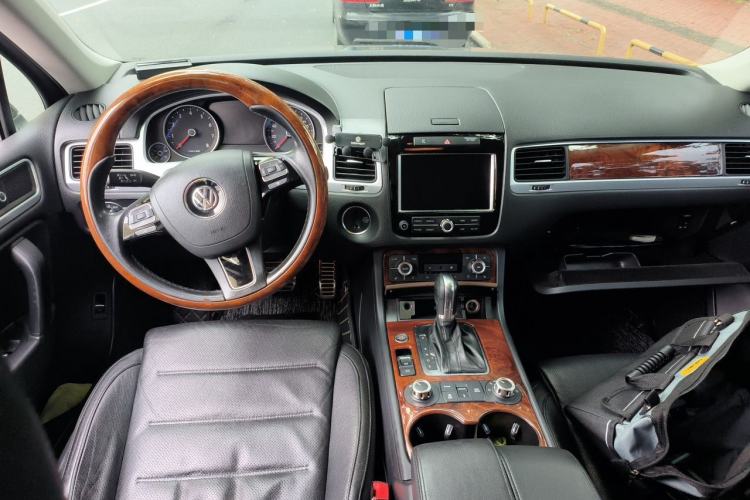 Used Volkswagen Touareg 2011 3.0 TSI Hybrid Center Console