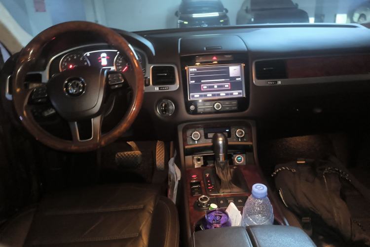 Used Volkswagen Touareg 2011 3.0 TSI High-End Version Center Console