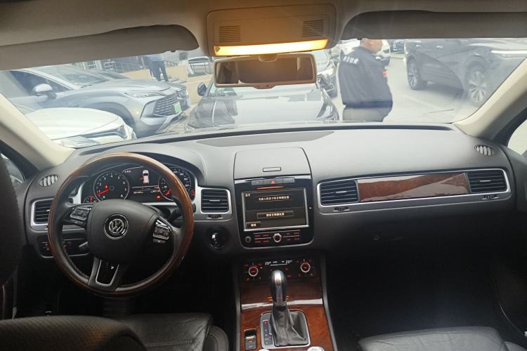 Used Volkswagen Touareg 2011 3.0 TSI Comfort Version Center Console