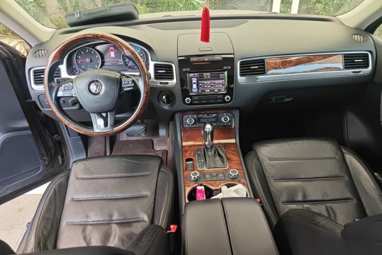 Used Volkswagen Touareg 2011 3.0 TSI Comfort Version Center Console