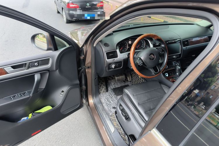 Used Volkswagen Touareg 2011 3.0 TSI Hybrid Driver Seat