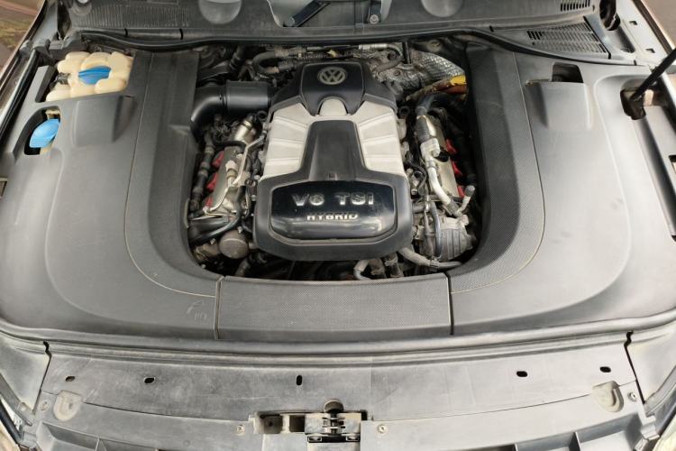 Used Volkswagen Touareg 2011 3.0 TSI Hybrid Engine Bay