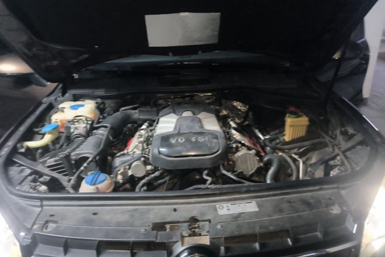 Used Volkswagen Touareg 2011 3.0 TSI High-End Version Engine Bay