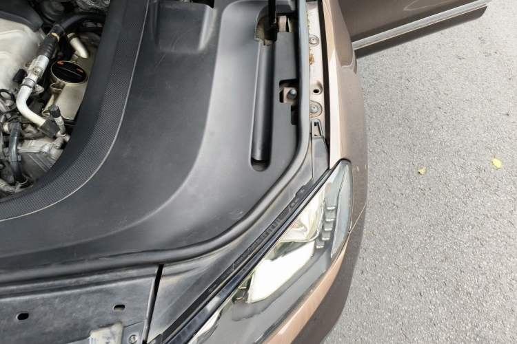 Used Volkswagen Touareg 2011 3.0 TSI Hybrid Engine Bay Left