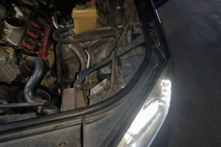 Used Volkswagen Touareg 2011 3.0 TSI High-End Version Engine Bay Left