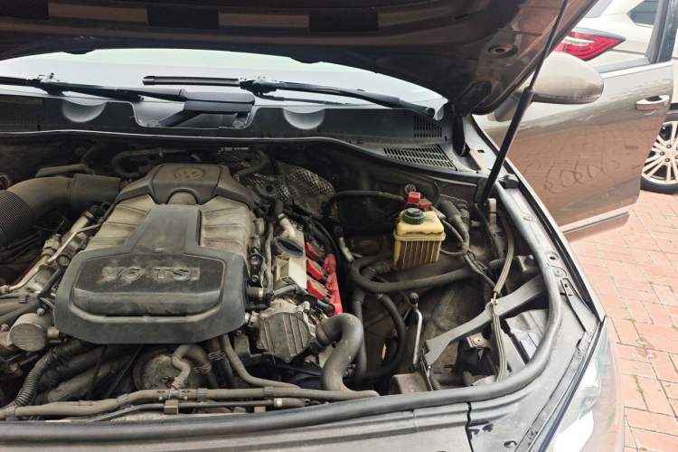 Used Volkswagen Touareg 2011 3.0 TSI Standard Version Engine Bay Left