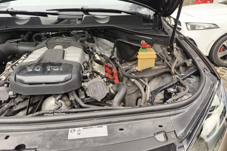Used Volkswagen Touareg 2011 3.0 TSI Comfort Version Engine Bay Left