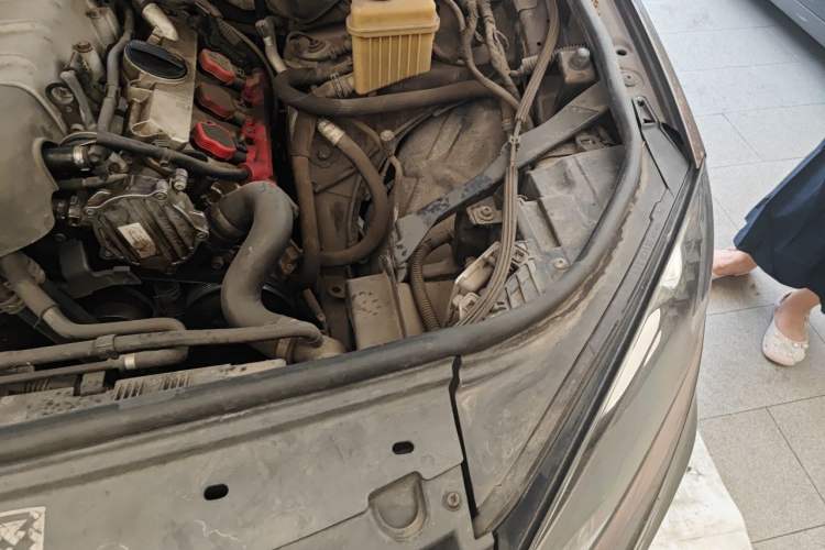 Used Volkswagen Touareg 2011 3.0 TSI Comfort Version Engine Bay Left