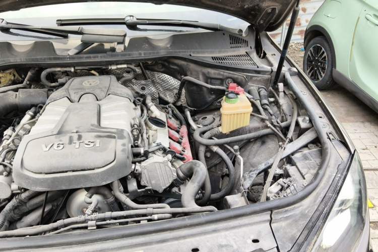 Used Volkswagen Touareg 2011 3.0 TSI Standard Version Engine Bay Left