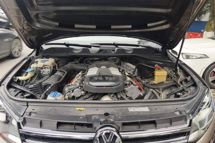 Used Volkswagen Touareg 2011 3.0 TSI Comfort Version Engine Bay