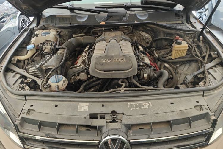 Used Volkswagen Touareg 2011 3.0 TSI Comfort Version Engine Bay
