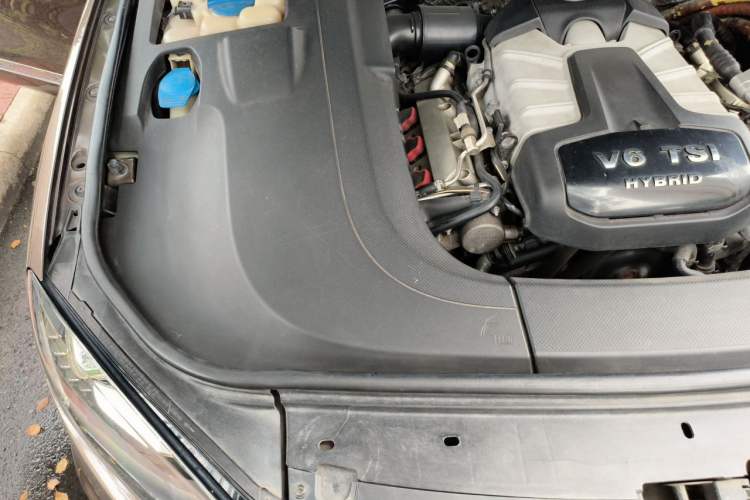 Used Volkswagen Touareg 2011 3.0 TSI Hybrid Engine Bay Right
