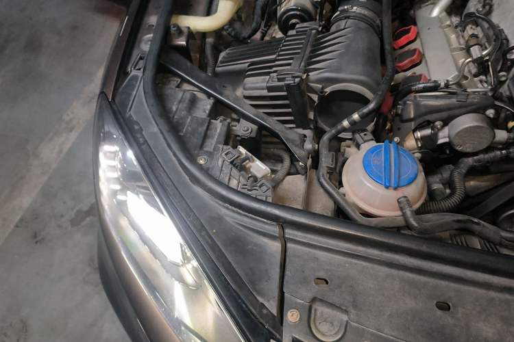 Used Volkswagen Touareg 2011 3.0 TSI High-End Version Engine Bay Right