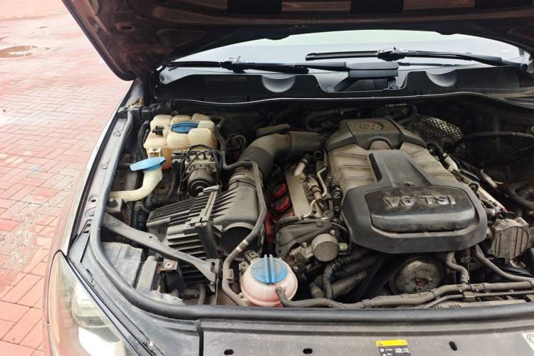 Used Volkswagen Touareg 2011 3.0 TSI Standard Version Engine Bay Right
