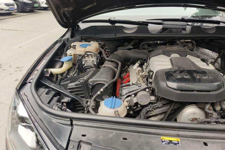 Used Volkswagen Touareg 2011 3.0 TSI Comfort Version Engine Bay Right