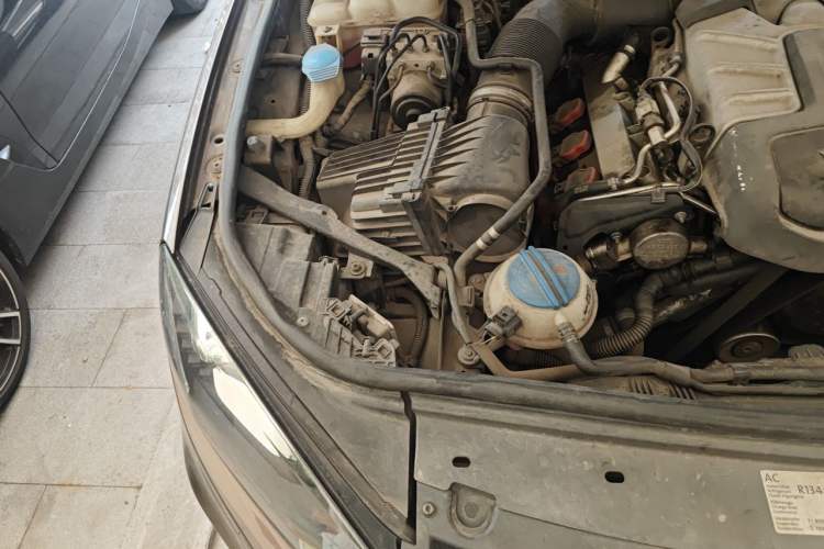 Used Volkswagen Touareg 2011 3.0 TSI Comfort Version Engine Bay Right